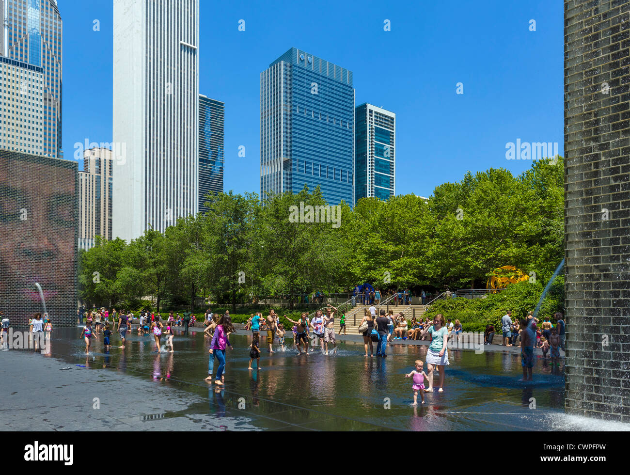 Les gens de se rafraîchir dans la Fontaine de la Couronne dans le Parc du Millénaire au cours d'une canicule au début de l'été, Chicago, Illinois Banque D'Images