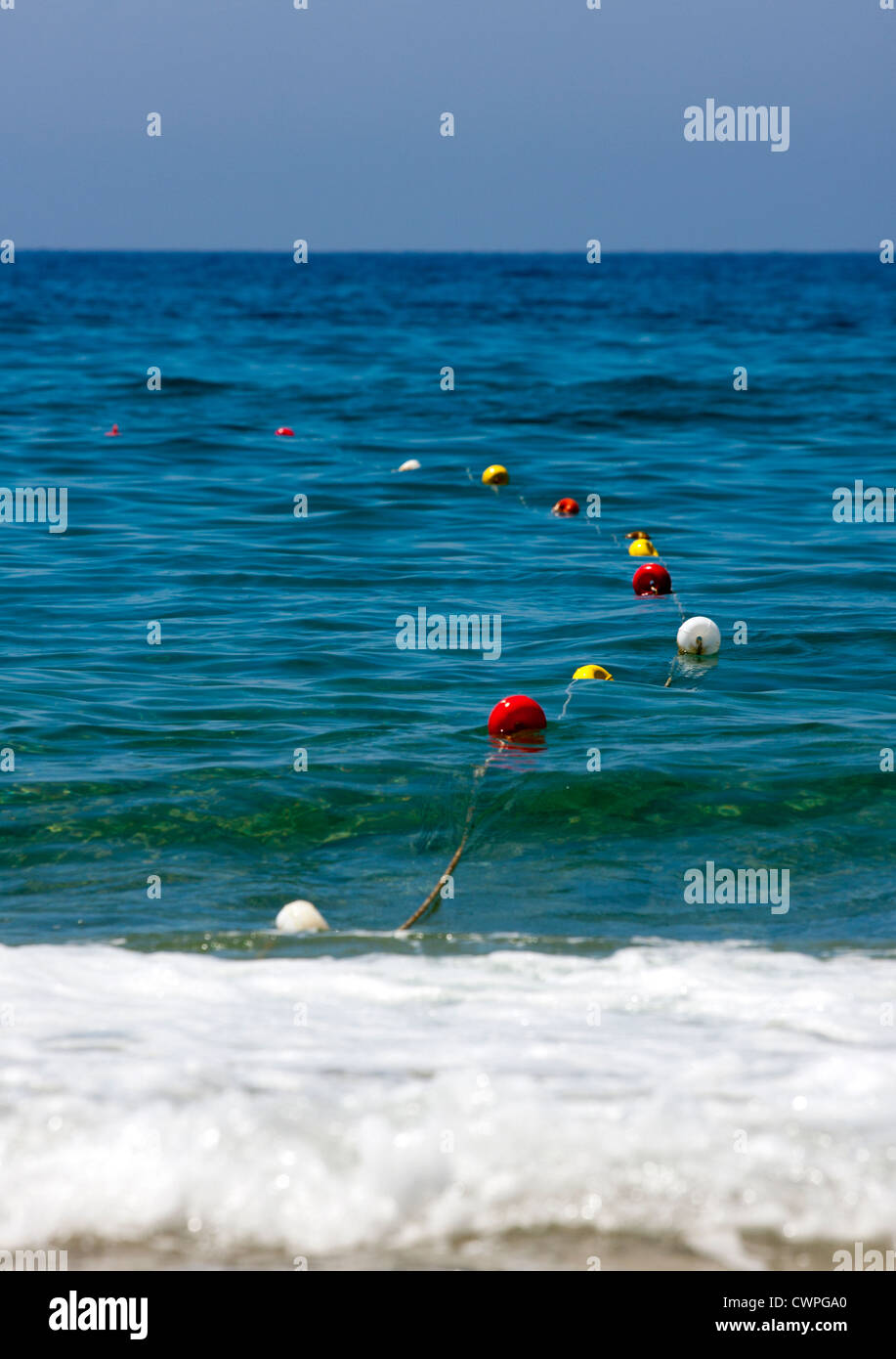 Dans des couleurs différentes bouées flottant dans la mer. Banque D'Images