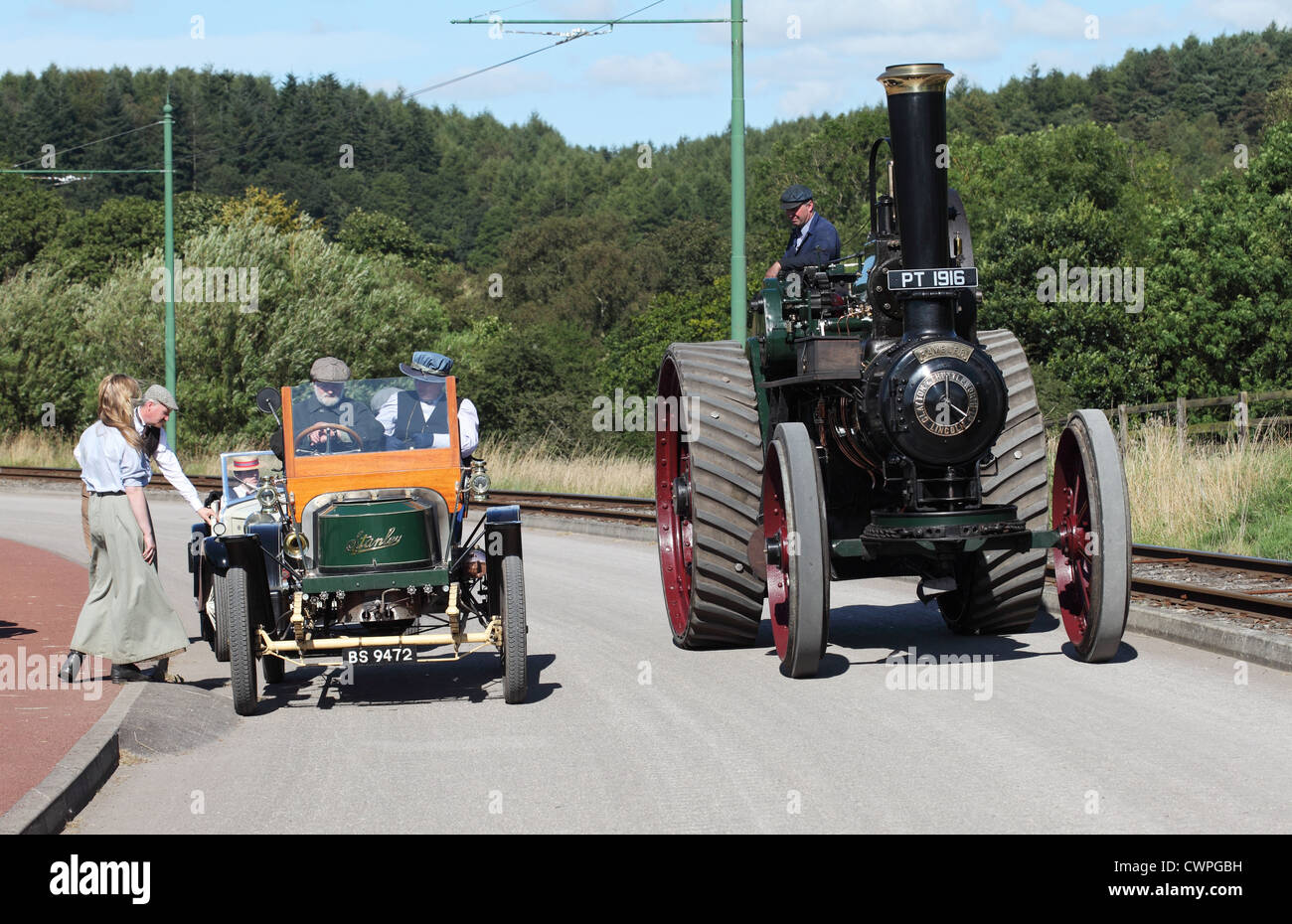 Jeune femme en costume d'une voiture à vapeur conseils Stanley et le moteur de traction à vapeur musée Beamish, Angleterre du Nord-Est, Royaume-Uni Banque D'Images