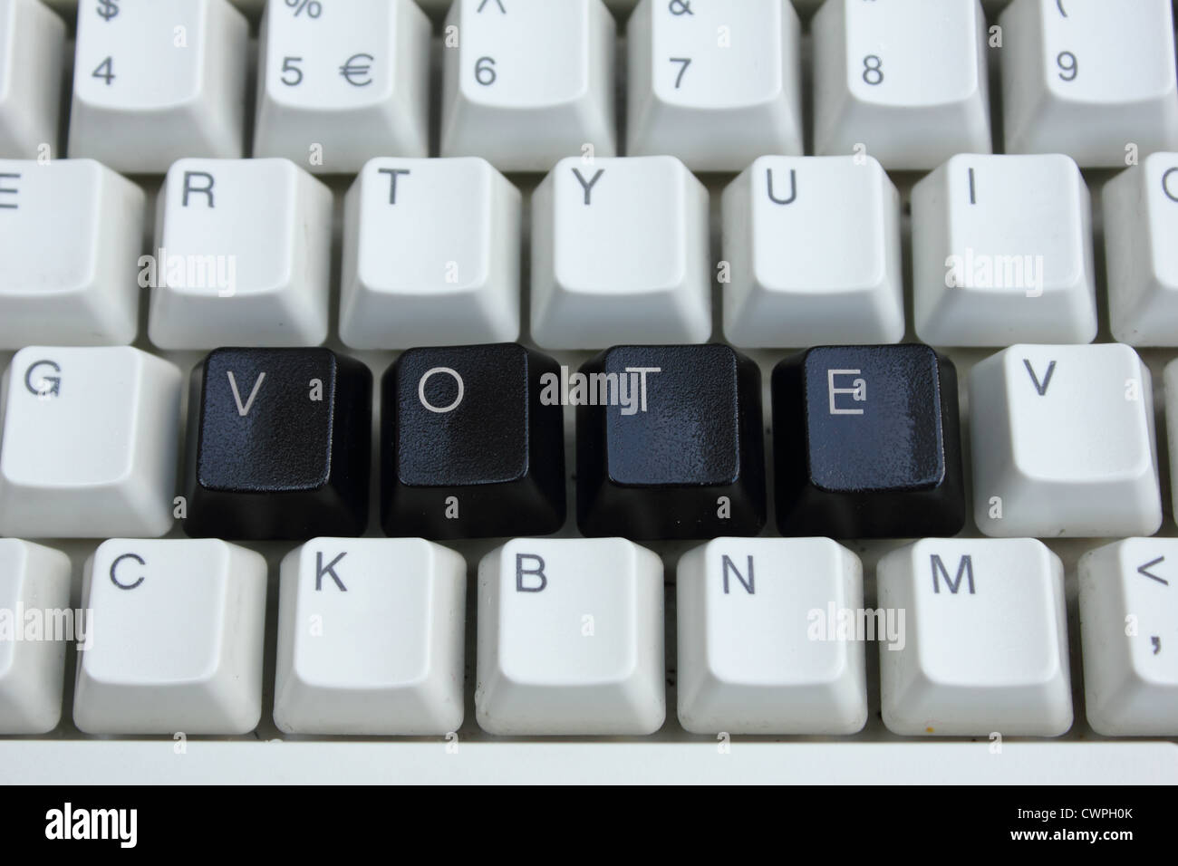Le mot vote en lettres noires sur un clavier blanc Banque D'Images