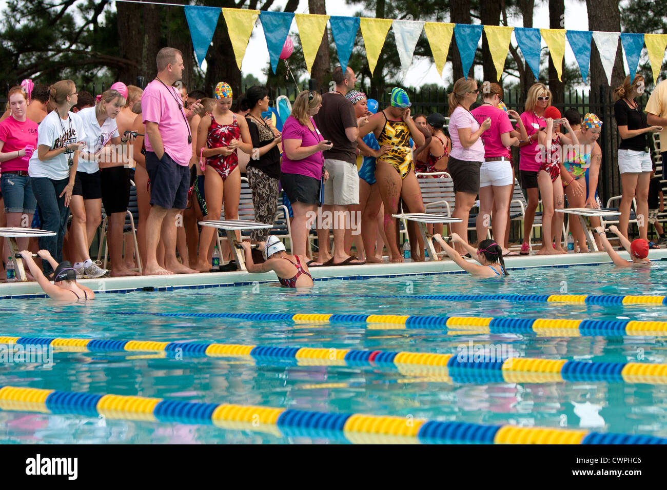 Les jeunes nageurs s'apprêtent à commencer le dos la Race Banque D'Images