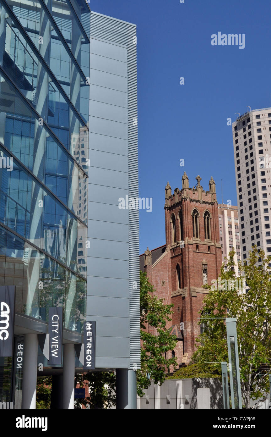 Metreon shopping centre et Saint Patrick's Catholic Church, San Francisco, en Californie, USA, Banque D'Images