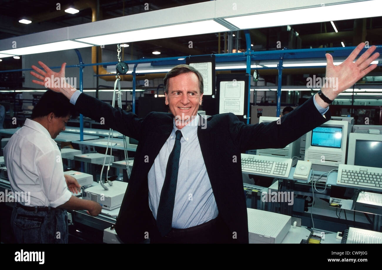 John Sculley, PDG d'Apple à partir de 1983 jusqu'en 1993, se félicite des supports à la Fremont Apple,CA, usine d'assemblage. Banque D'Images