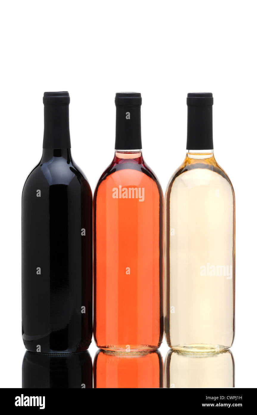 Un groupe de trois bouteilles de vin et de cabernet, chardonnay, blush et sur un fond blanc. Banque D'Images