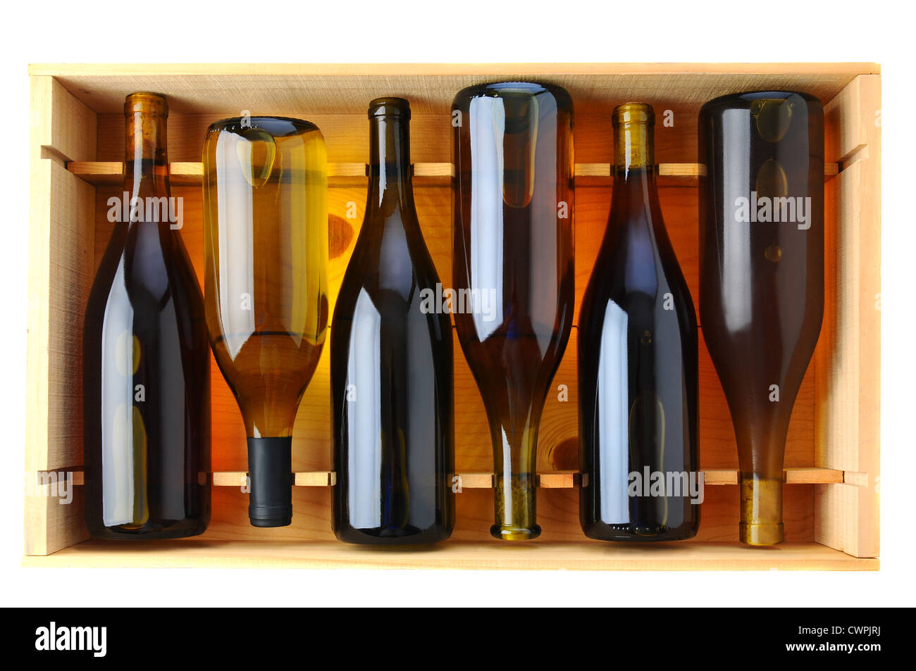 Six bouteilles de vin Chardonnay dans une caisse en bois, vue du dessus sur un fond blanc. Banque D'Images