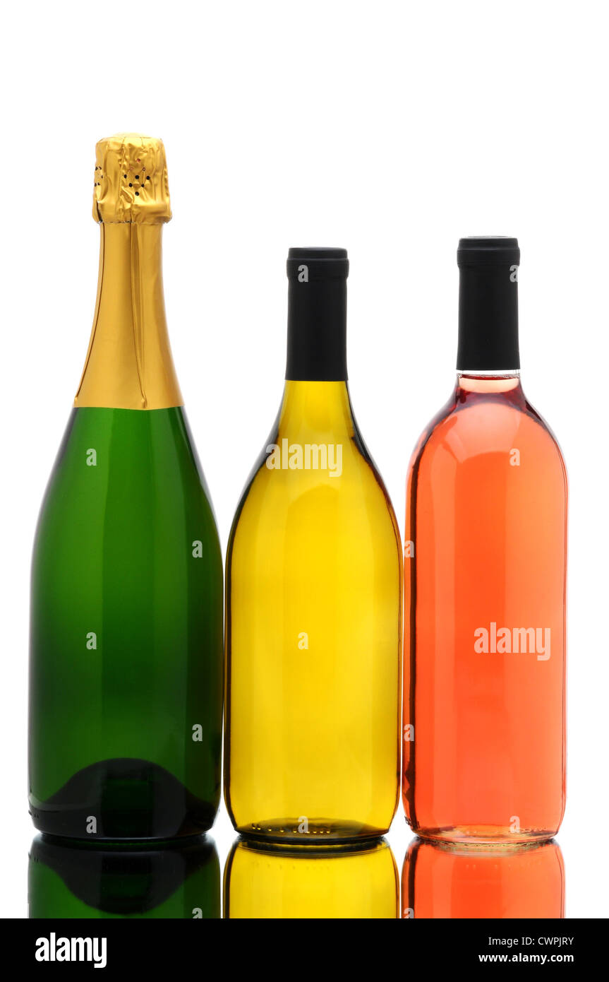 Bouteilles de Champagne, le Chardonnay et le Zinfandel blanc isolé sur blanc avec des reflets dans la table. Composition verticale Banque D'Images