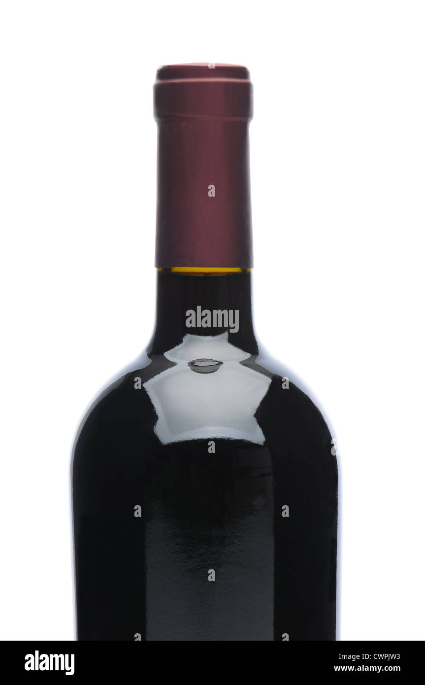 Libre d'une bouteille de vin rouge sur un fond blanc Banque D'Images