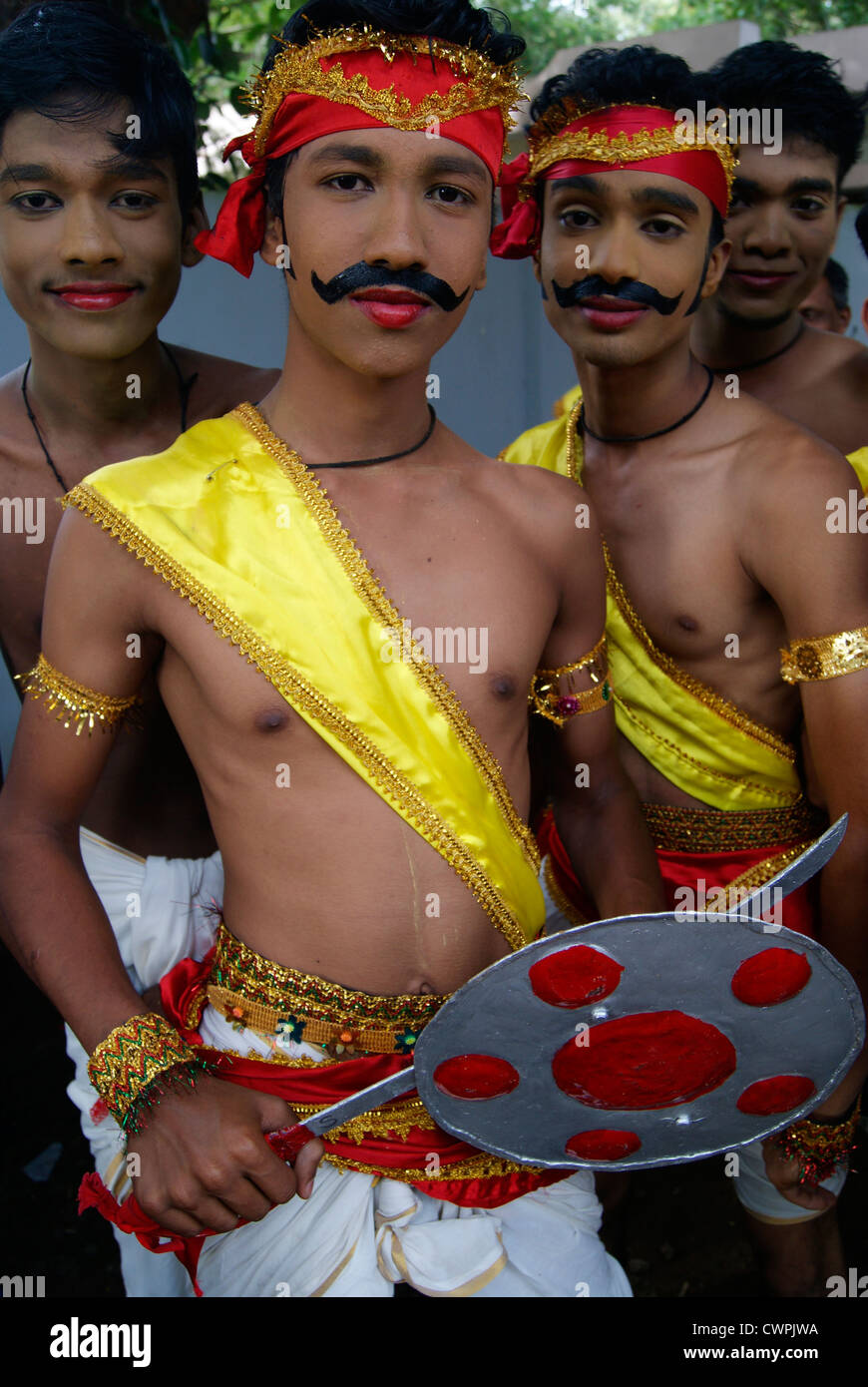 Enfants vêtus de vinaigrette de kalari héros des arts martiaux du Kerala, à l'occasion d'Onam célébration Banque D'Images