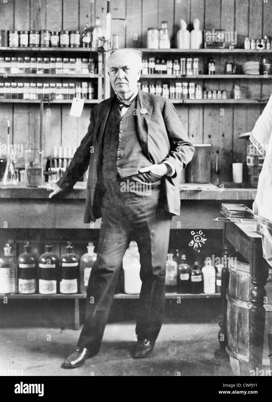 Thomas Alva Edison, debout dans son laboratoire, 1911 Banque D'Images