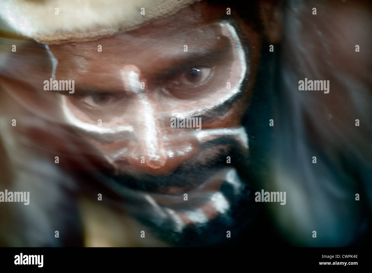 Résumé Portrait de Asmat homme avec une peinture traditionnelle et la coloration sur un visage. Banque D'Images