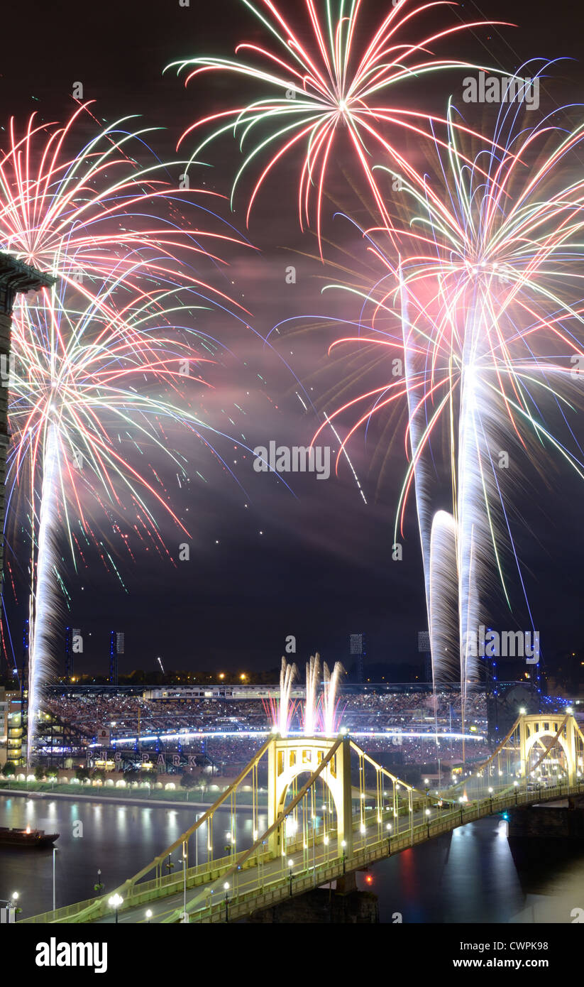 Célébration d'artifice au-dessus de PNC Park et Roberto Clemente Bridge à Pittsburgh, Pennsylvanie. Banque D'Images