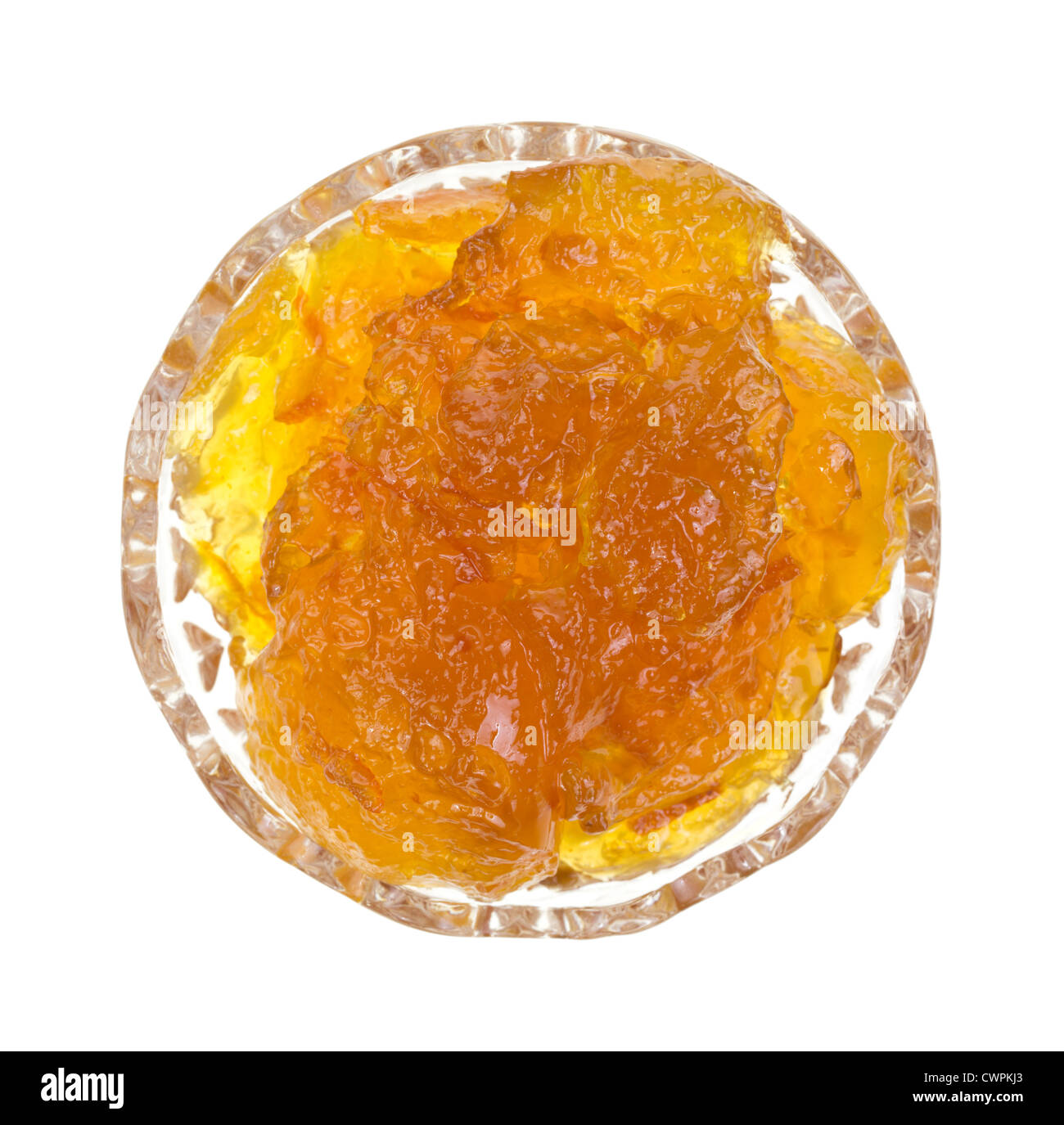 Vue de dessus d'un récipient en verre rempli de marmelade d'orange sur un fond blanc. Banque D'Images