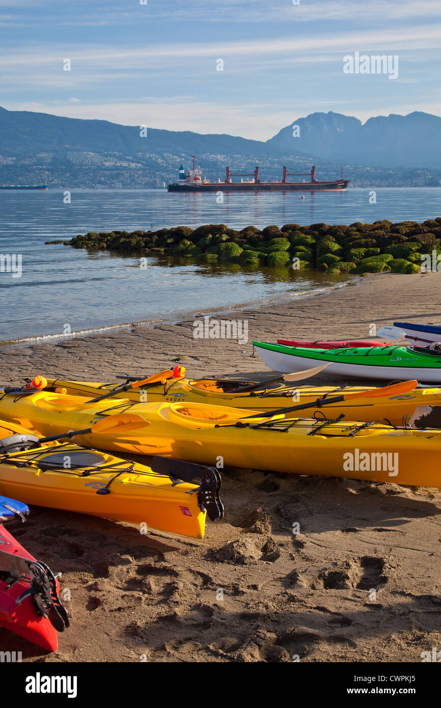 Kayaks in early morning light prêt pour un cancer fund raising venture Banque D'Images