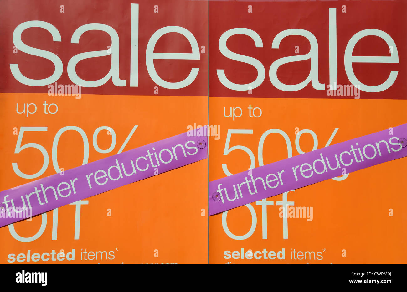 Signes de vente en vitrine, Broad Street, Reading, Berkshire, Angleterre, Royaume-Uni Banque D'Images