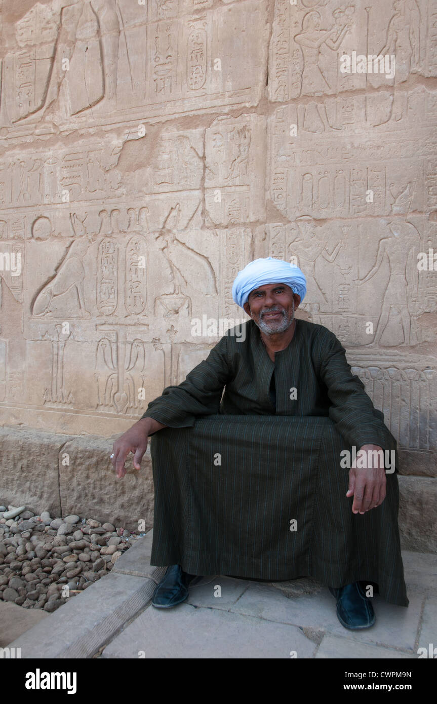 L'homme en robe traditionnelle égyptienne au temple d'Edfou vallée du Nil, temple dédié à Horus Dieu en Haute Egypte Banque D'Images