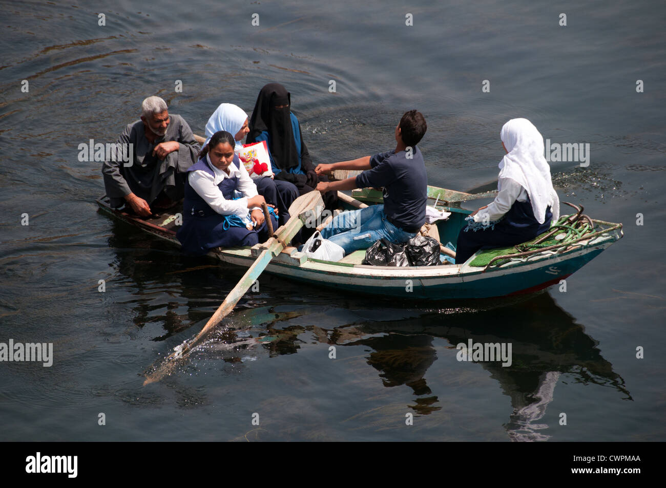 Traversée de la famille le Nil sur un canot voile Egypte Banque D'Images