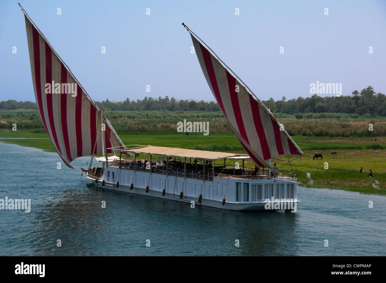 Petit bateau de croisière à voiles sur Nil entre Assouan et Louxor Banque D'Images