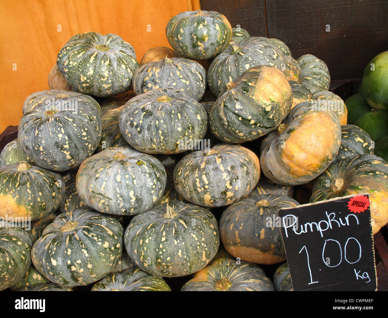 Une pile de citrouilles à vendre Banque D'Images