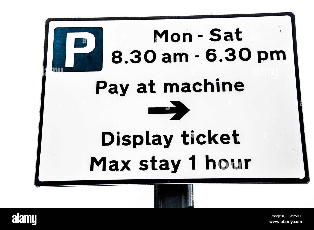 Signer pour les automobilistes de payer à la machine et l'écran ticket de parking sur fond blanc Banque D'Images