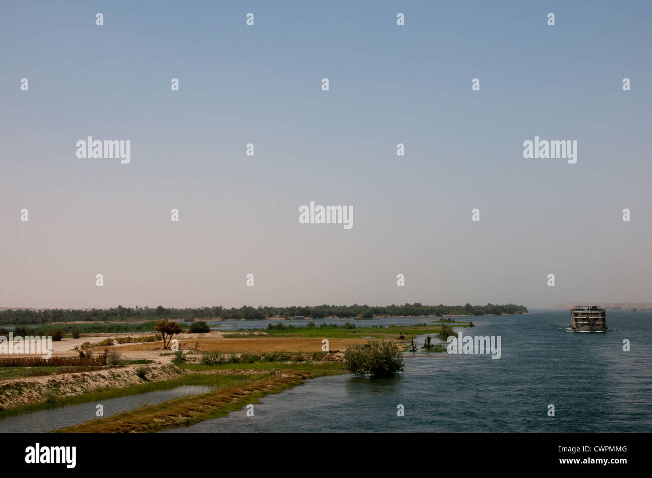 Le Nil entre Louxor et Assouan Egypte terres rurales Banque D'Images