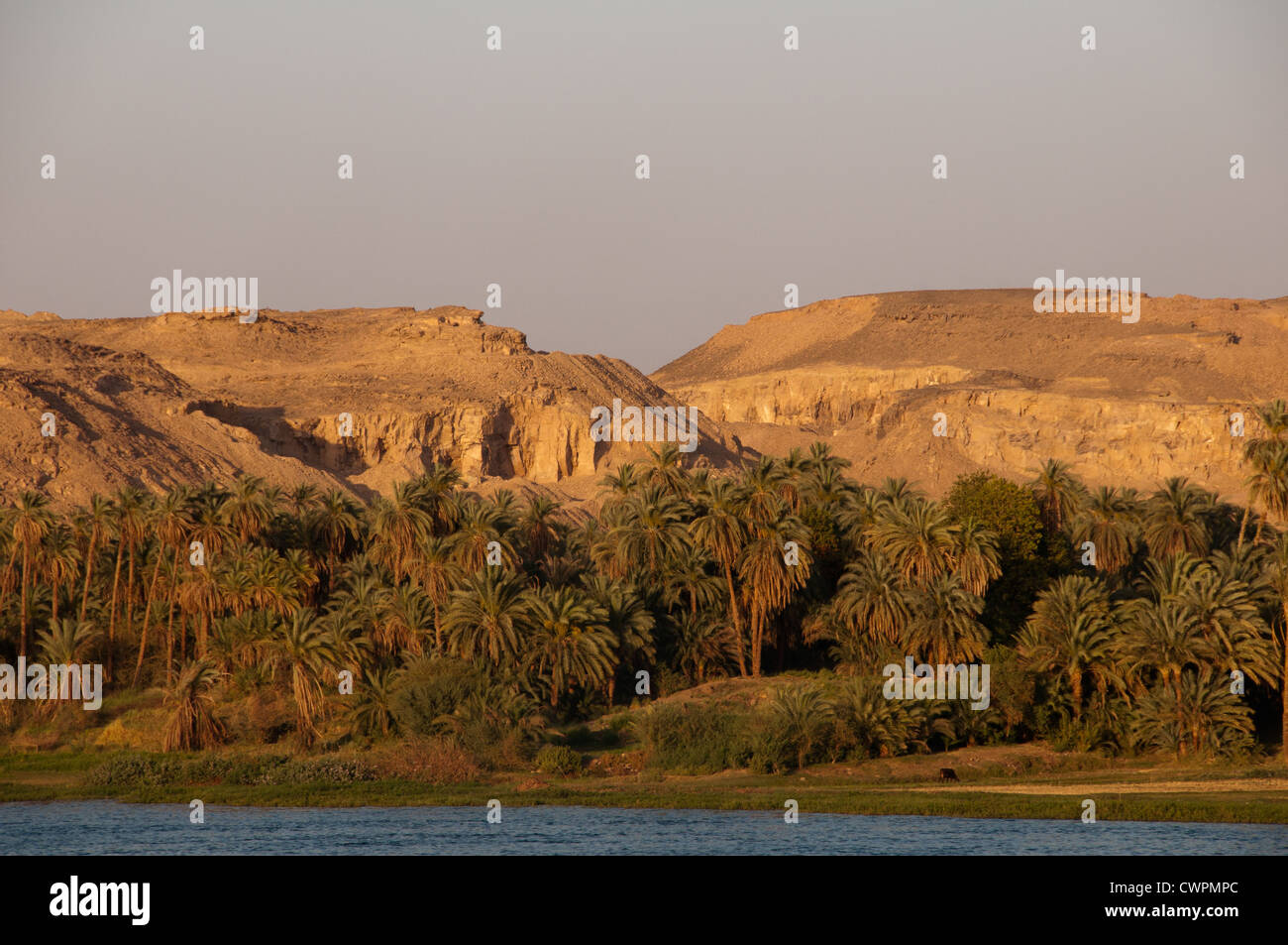 La Haute Egypte paysage , rivière du Nil entre Louxor et Assouan banques Banque D'Images