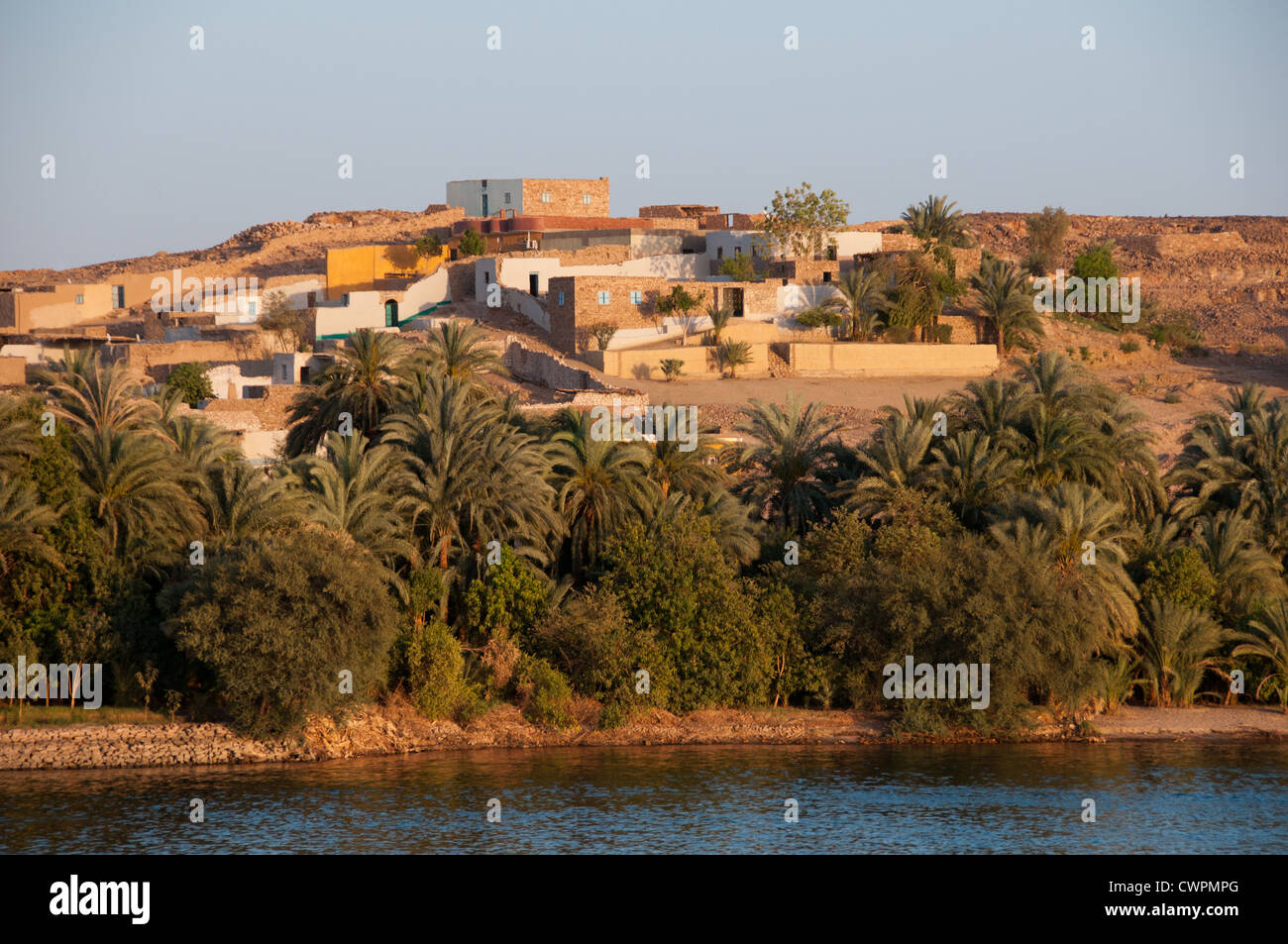 Paysage typique le long du Nil entre Louxor et Assouan en Egypte Banque D'Images