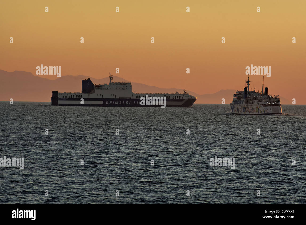 Ferry boats sur la mer Méditerranée au coucher du soleil près de l'île d'Elbe, Toscane Italie Banque D'Images