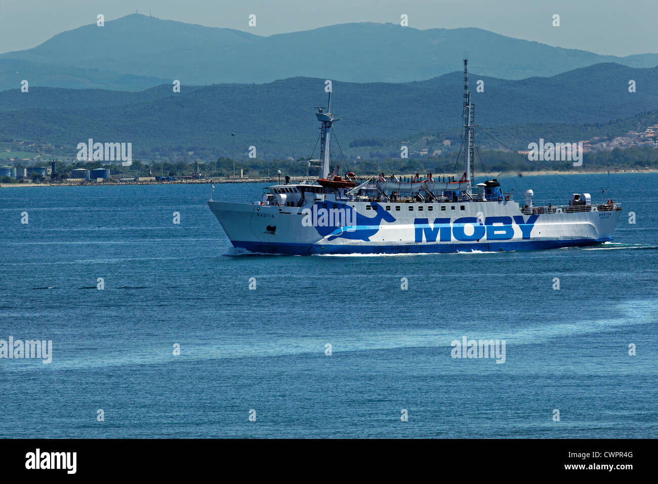 Ferry Moby sur la Méditerranée, Piombino Toscane Italie Banque D'Images