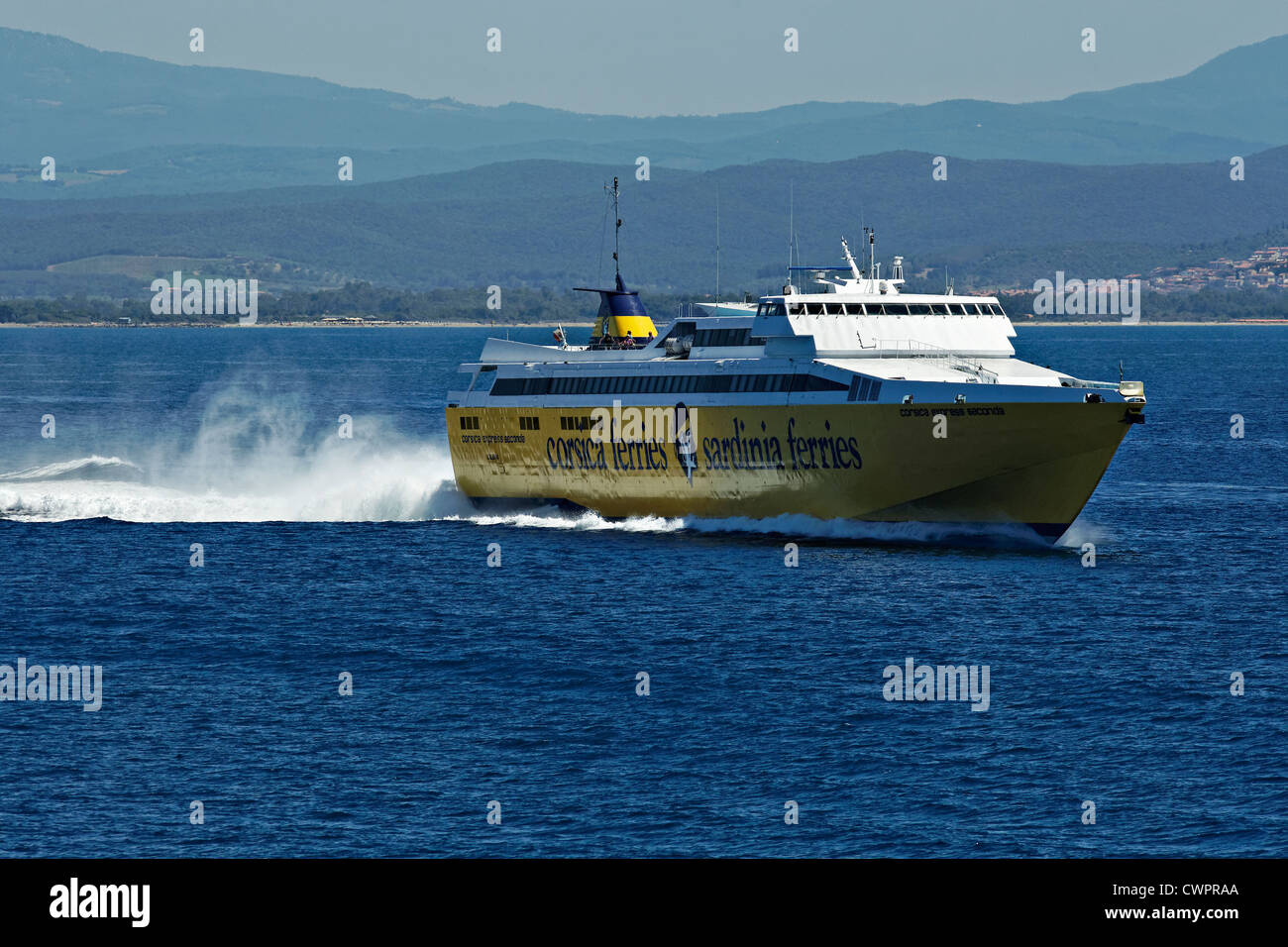 Ferry Corse, Sardaigne Ferries sur la mer Méditerranée, près de l'île d'Elbe, Toscane Italie Banque D'Images