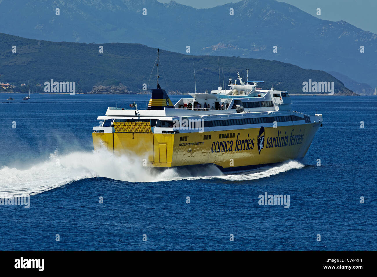 Ferry Corse, Sardaigne Ferries sur la mer Méditerranée, près de l'île d'Elbe, Toscane Italie Banque D'Images