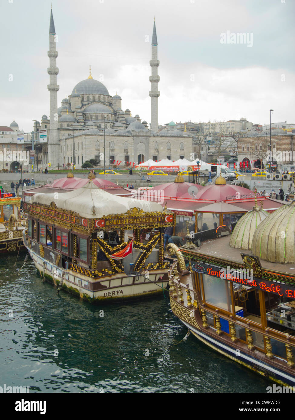 Turquie Istanbul Eminonu Platz An Der Galatabrucke Mit Den Beruhmten Balik Ekmek Ein Fischbrotchen Mit Salat Diese Werden Di Photo Stock Alamy