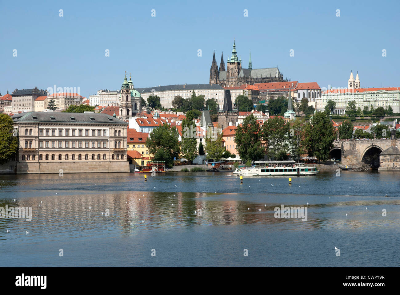 Prague - Prague, le Pont Charles, la cathédrale Saint-Guy et le château Banque D'Images