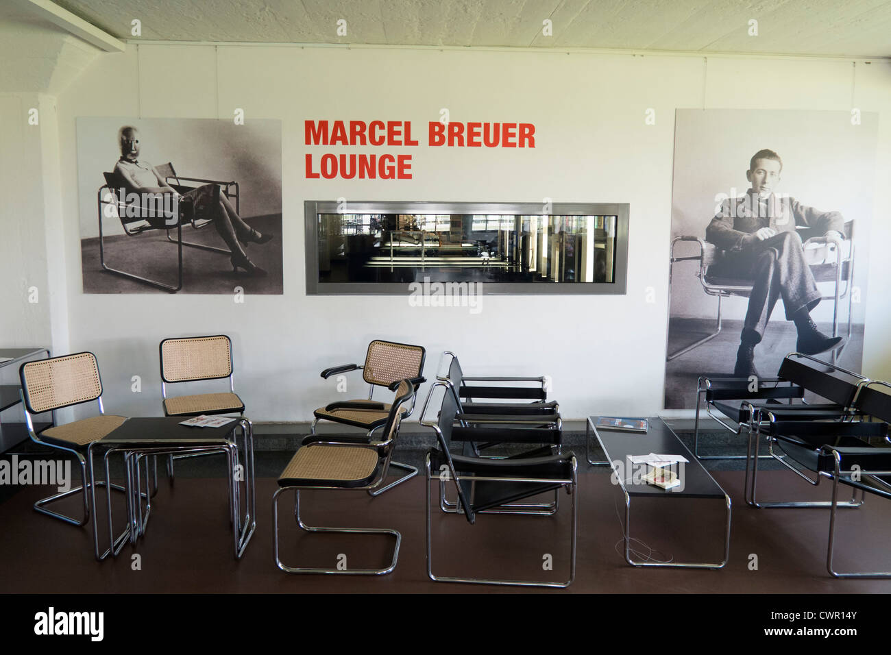 Café sur le bâtiment du Bauhaus et de l'école d'architecture conçu par Walter Gropius à Dessau Allemagne Banque D'Images