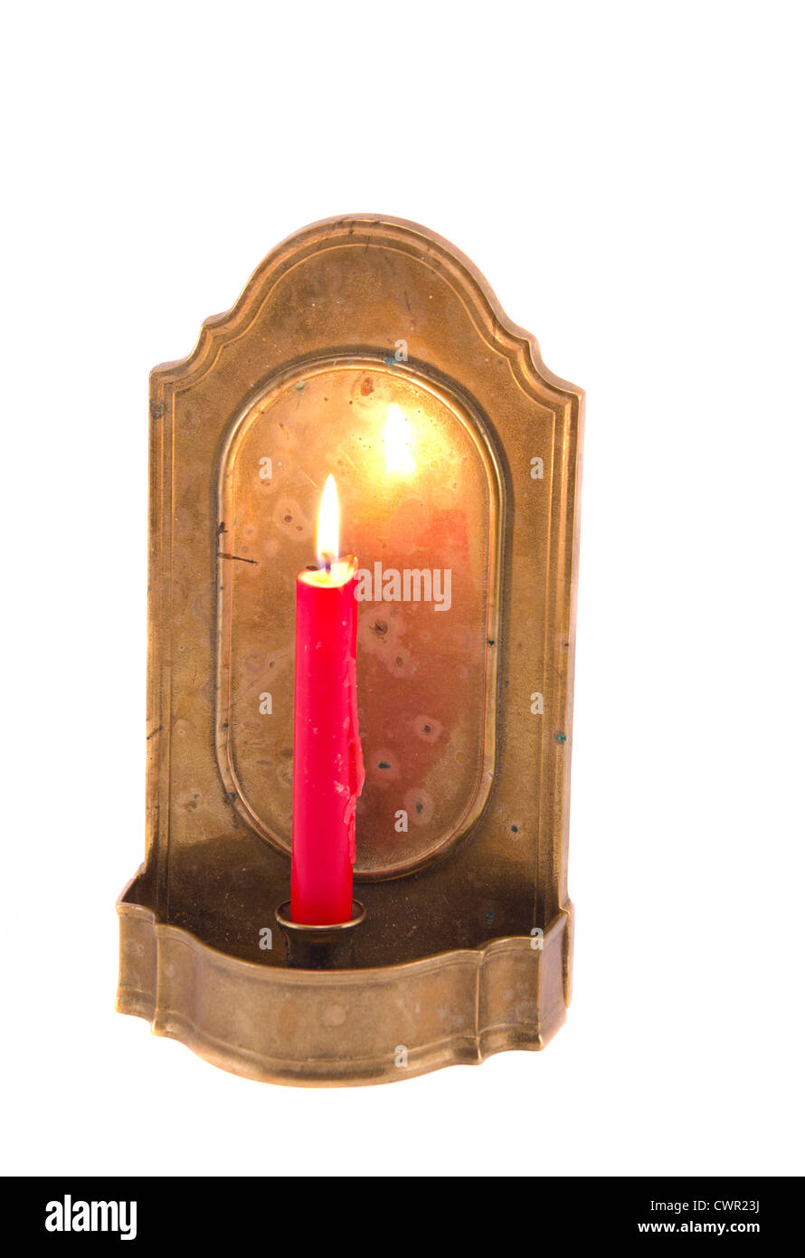 Isolated on white vintage chandelier en laiton avec la bougie et la flamme Banque D'Images