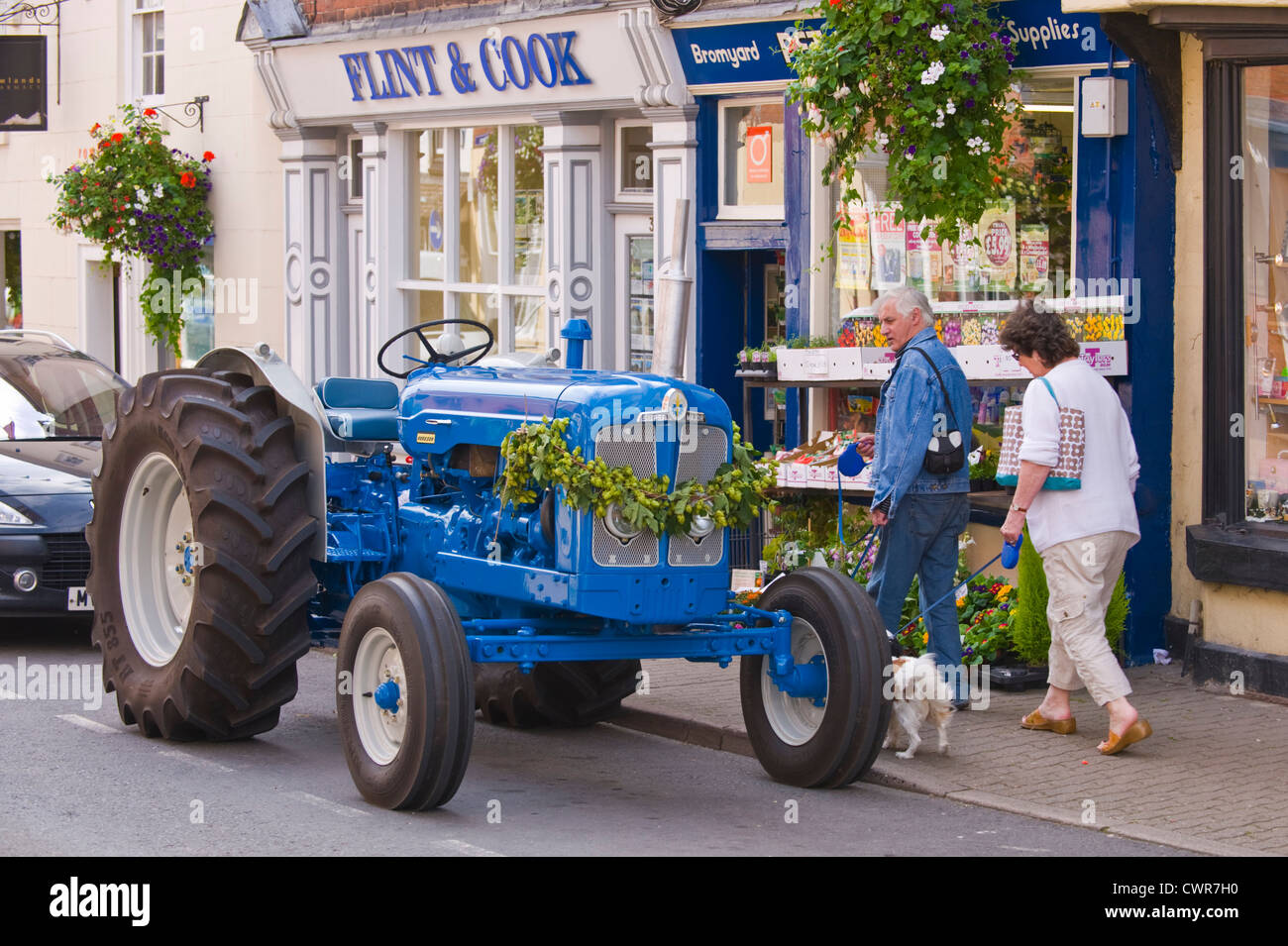 Les tracteurs à l'ouverture de Vintage Bromyard Herefordshire Bromyard, Festival Hop England UK Banque D'Images