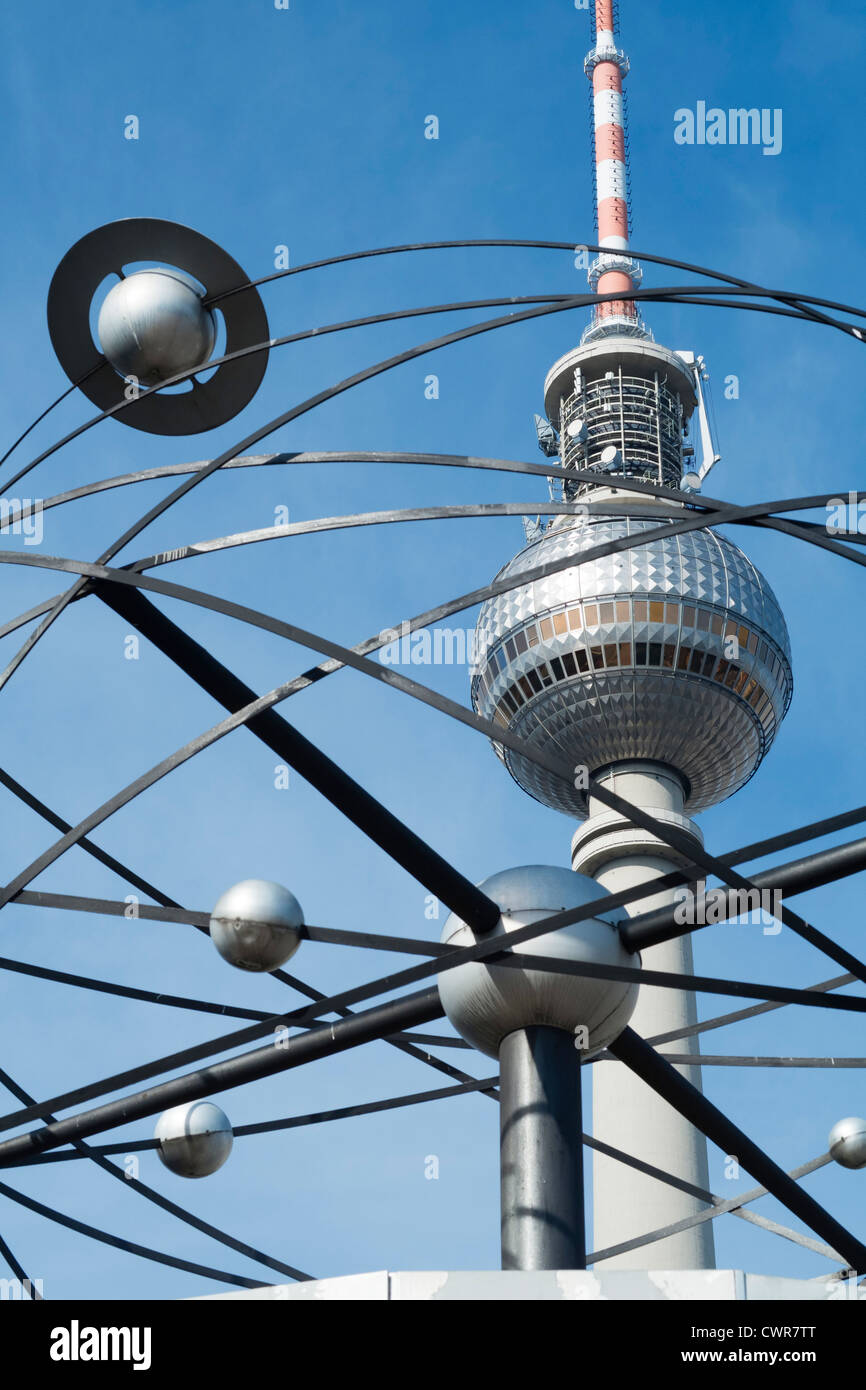 Vue de la tour de télévision grâce à l'horloge universelle à l'Alexanderplatz à Berlin, Allemagne Banque D'Images