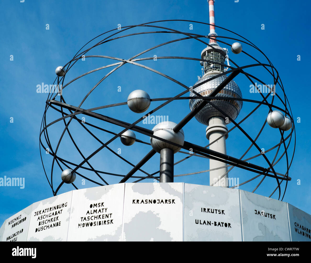 Vue de la tour de télévision grâce à l'horloge universelle à l'Alexanderplatz à Berlin, Allemagne Banque D'Images