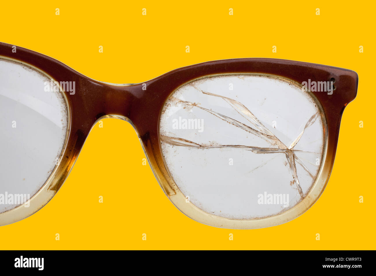 Un vieux horn-rimmed lunettes avec un verre craquelé Banque D'Images