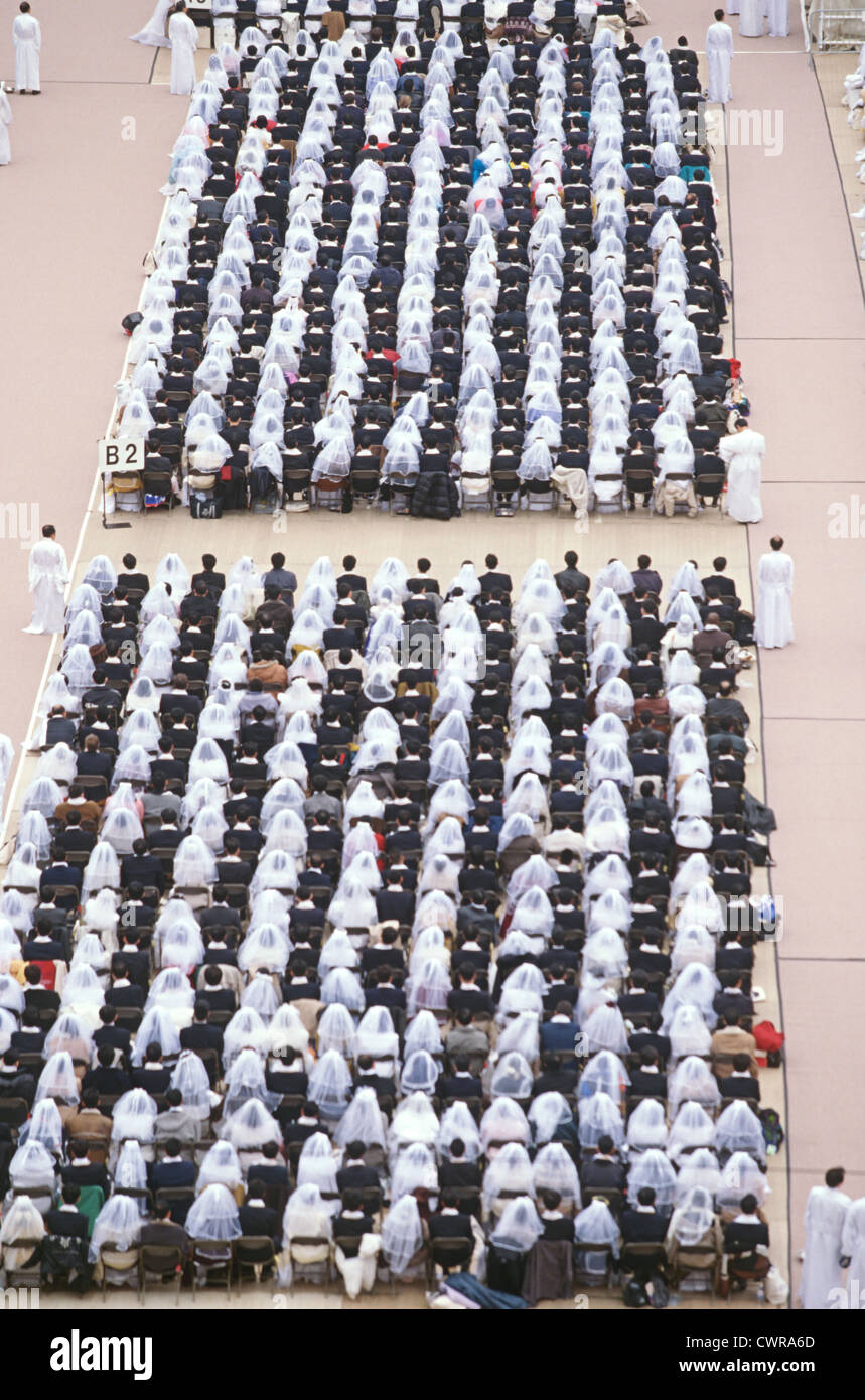 Environ 30 000 couples se marient dans une église de l'Unification de la cérémonie de mariage en masse au RFK Stadium le 29 novembre 1997 à Washington, DC. Banque D'Images