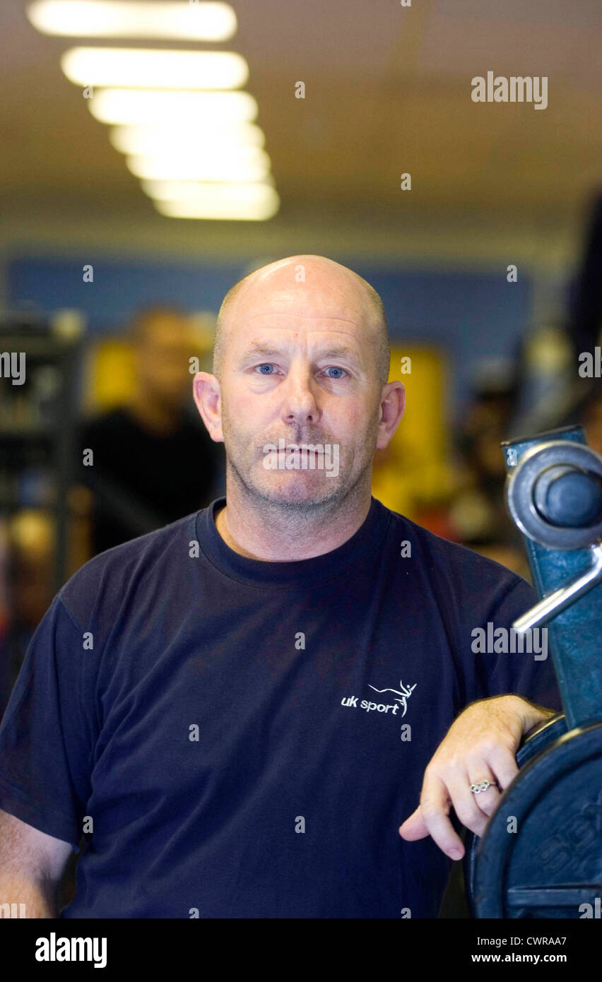 L'entraîneur de natation Billy Pye dans la salle de sport dans le complexe sportif avec le Welsh National piscine à Sketty Lane, Swansea. Banque D'Images