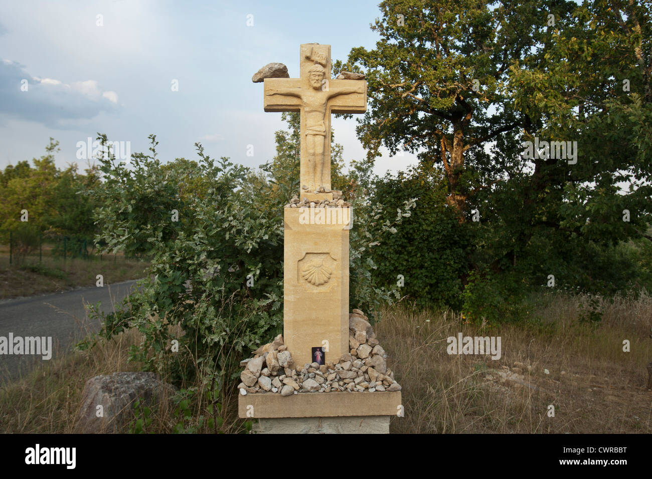 Un repère sur le Chemin de Saint-Jacques près de Cahors, France. Banque D'Images