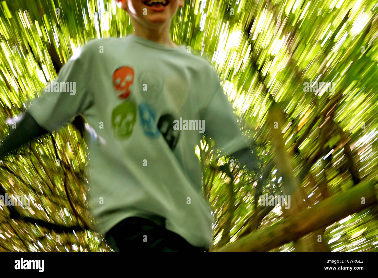 L'image du barbouillage de boy running through woods Banque D'Images