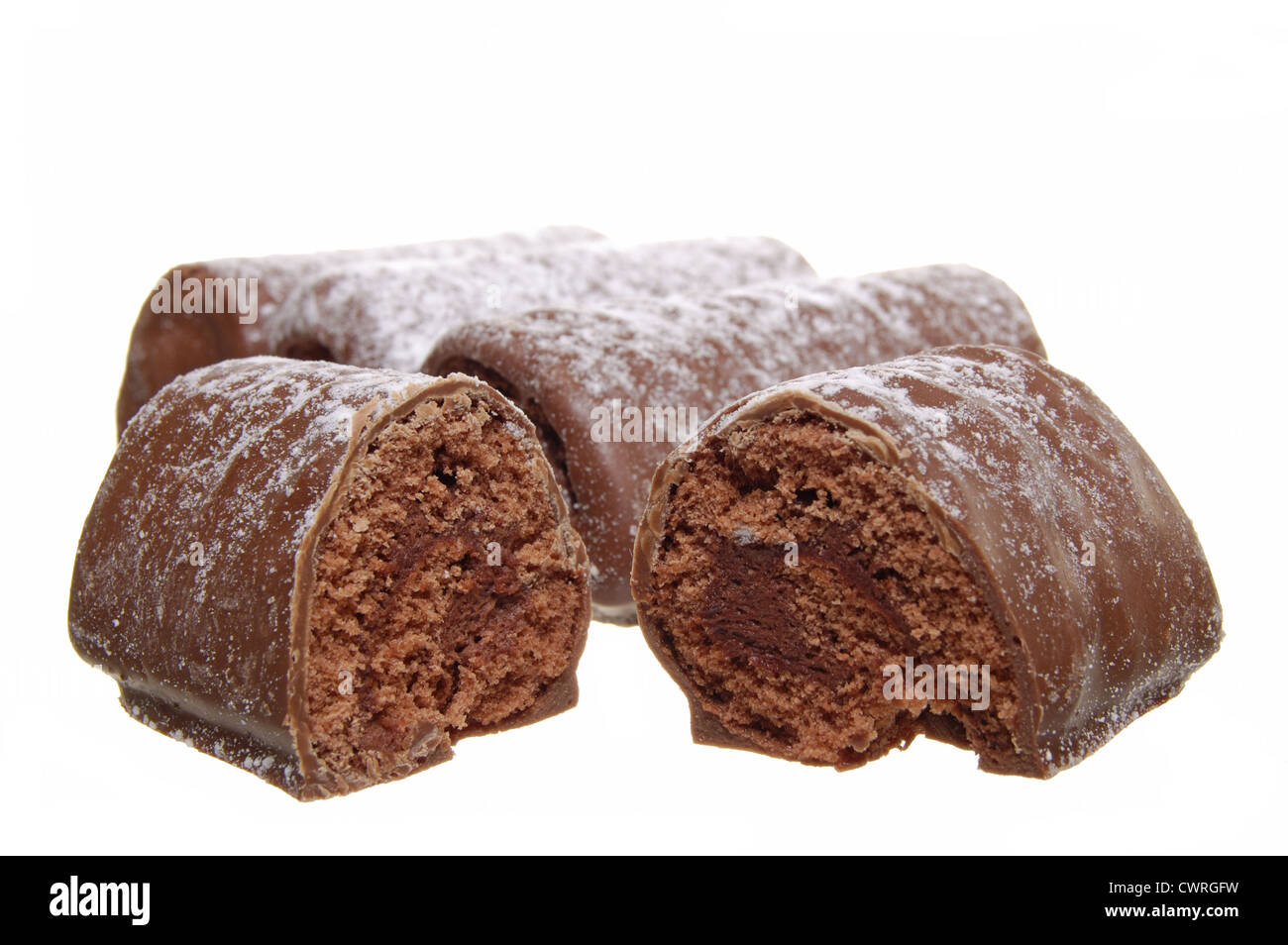 Les journaux au chocolat saupoudrés de sucre glace sur un fond blanc Banque D'Images