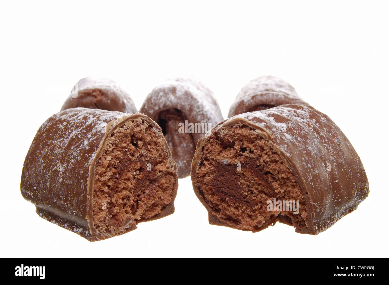 Les journaux au chocolat saupoudrés de sucre glace sur un fond blanc Banque D'Images