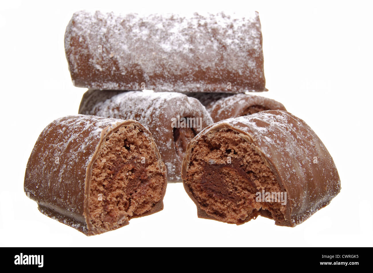 Les journaux au chocolat saupoudrés de sucre glace sur un fond blanc Banque D'Images