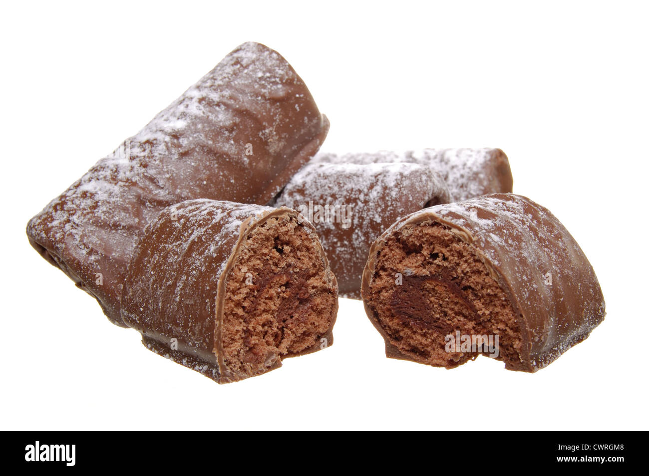 Les journaux au chocolat saupoudrés de sucre glace sur un fond blanc Banque D'Images