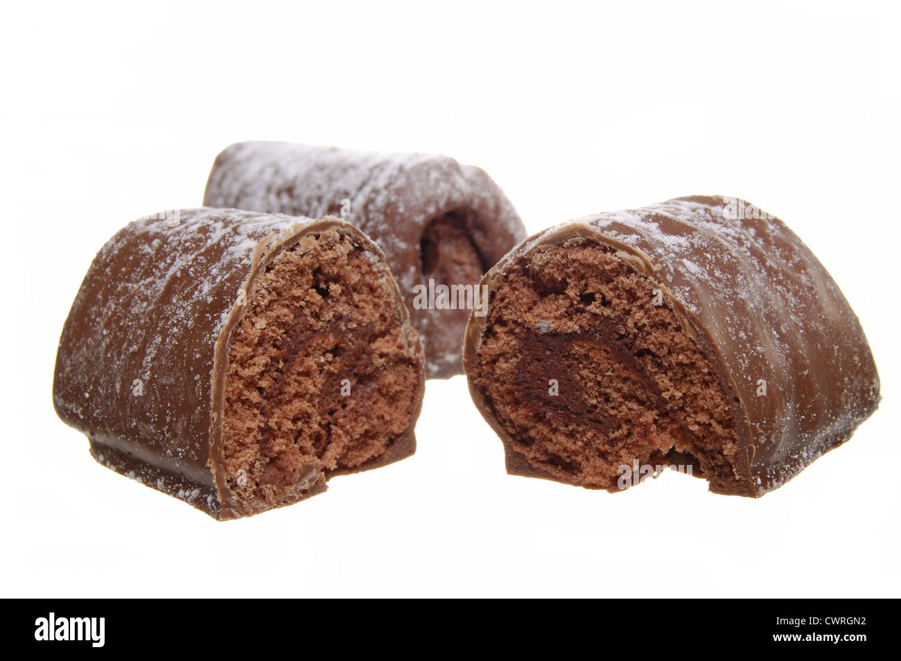 Les journaux au chocolat saupoudrés de sucre glace sur un fond blanc Banque D'Images