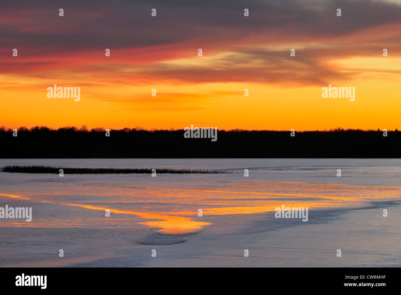 Audy couvertes de glace Lac au coucher du soleil, Parc national du Mont-Riding, Manitoba, Canada Banque D'Images