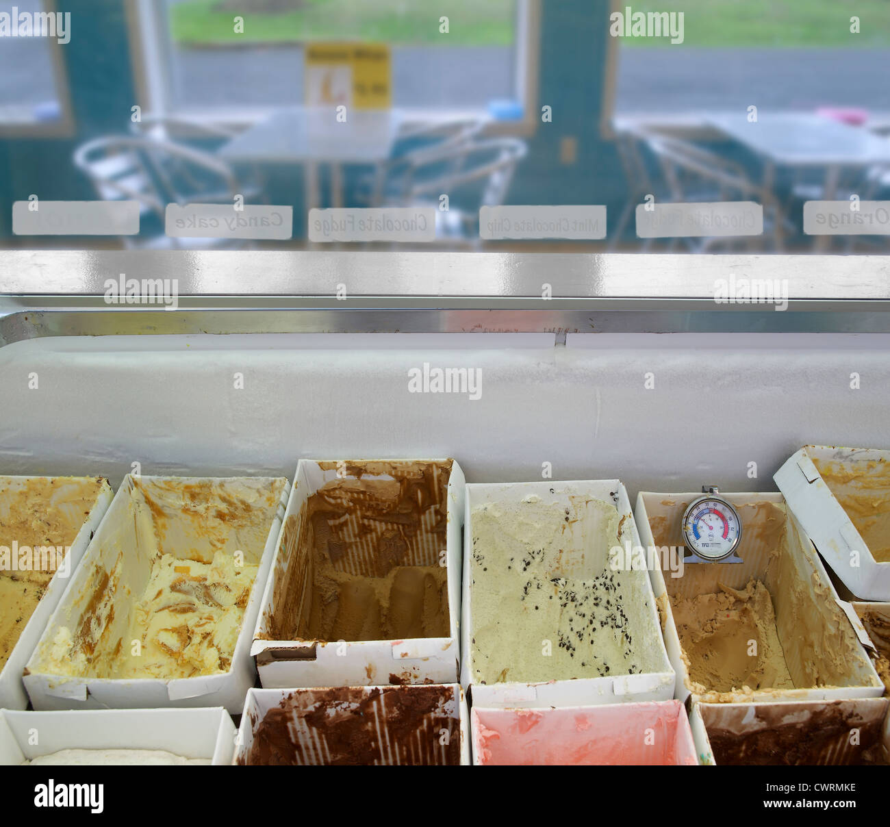 Dans la crème glacée Crème glacée boutique Parlour de point de vue de l'employé Banque D'Images