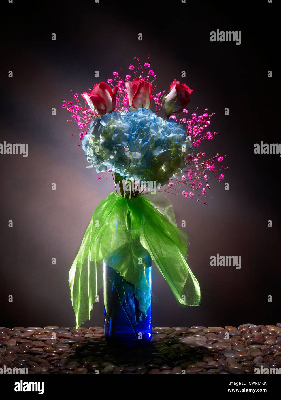 Bouquet de fleurs dans un vase bleu Banque D'Images
